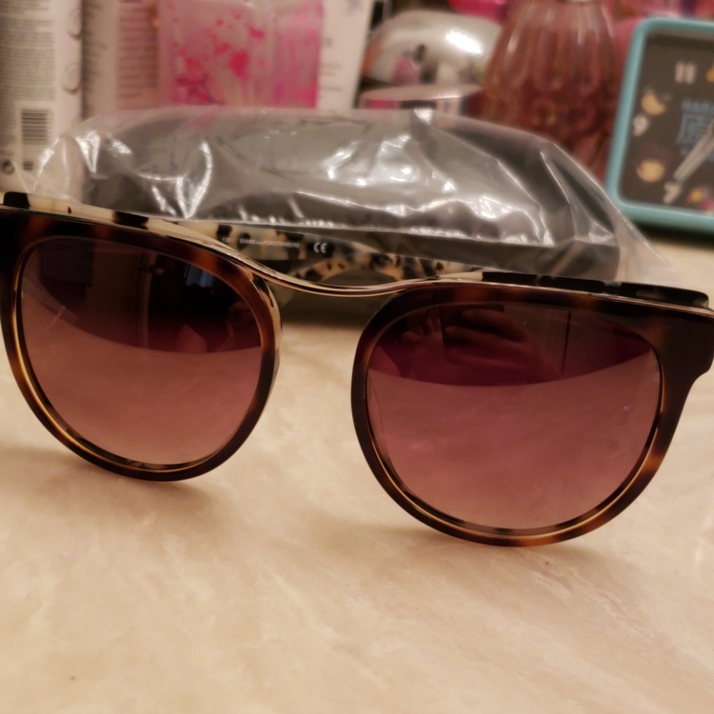 Female sunglasses DVF